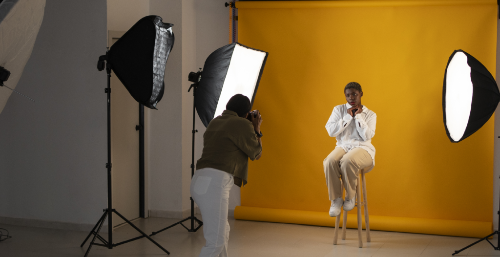 Set fotográfico profesional con iluminación controlada para fotografía comercial.