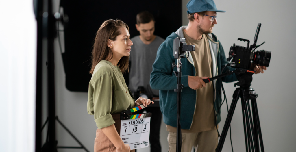 Producción y dirección audiovisual utilizando set fotográfico con iluminación controlada.